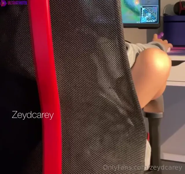 Turkish Gamer Slut Zeydcarey Masturbating with Toys