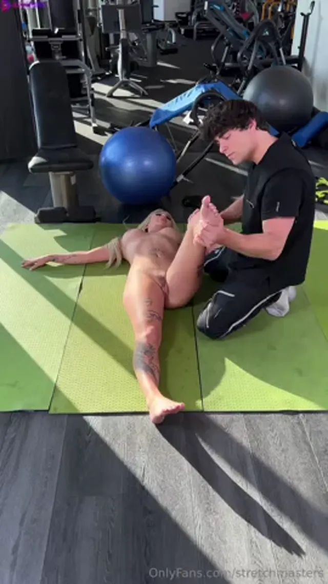 Gym Slut JizzJazz Takes On Huge White Cock During Workout