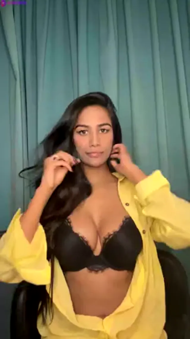 Poonam Pandey Stripping Naked And Masturbating on Livestream
