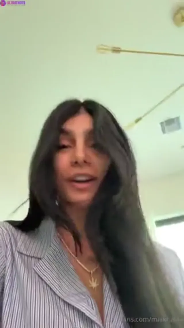 Mia Khalifa – Showing Big Titties on Livestream