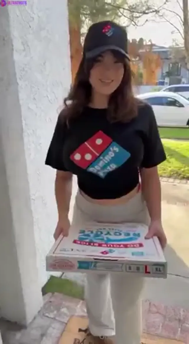 Salmunozz – Pizza Delivery Girl Gets Tipped With Big White Cock