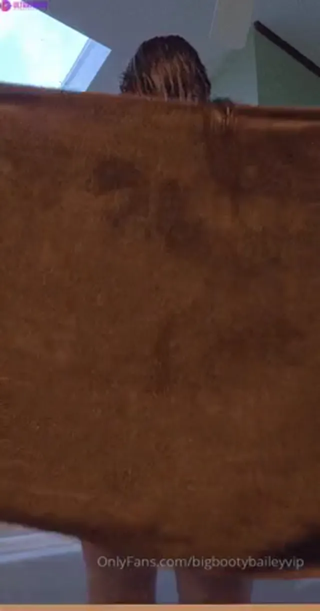 BigBootyBailey dropping towel
