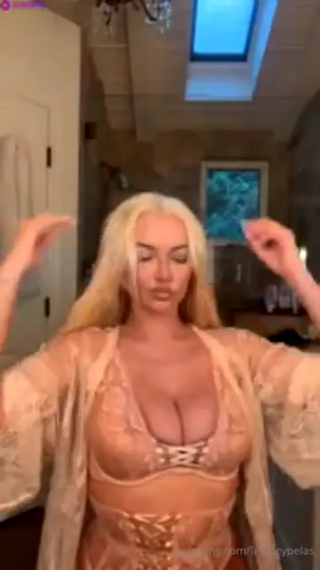 Lindsey Pelas Showering Naked on Livestream