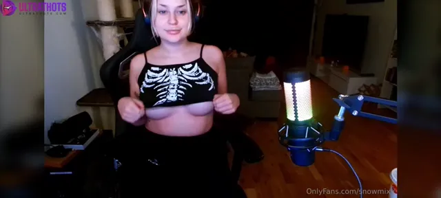 Swedish Snowmixy Livestream Tit Tease