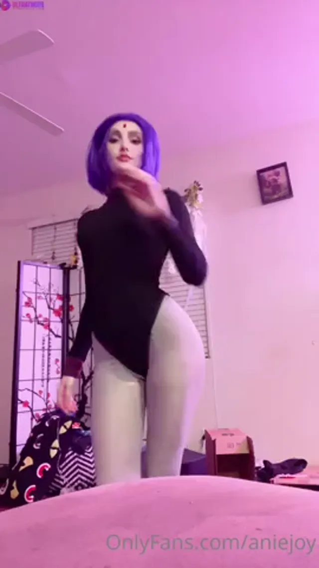 Anie Joy Cosplay Posing