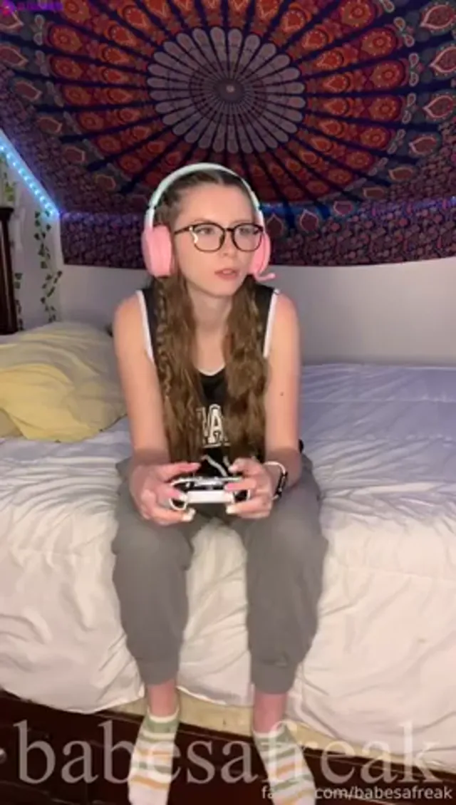 Babesafreak – Nerdy Gamer Girlfriend Sucks And Fucks BF