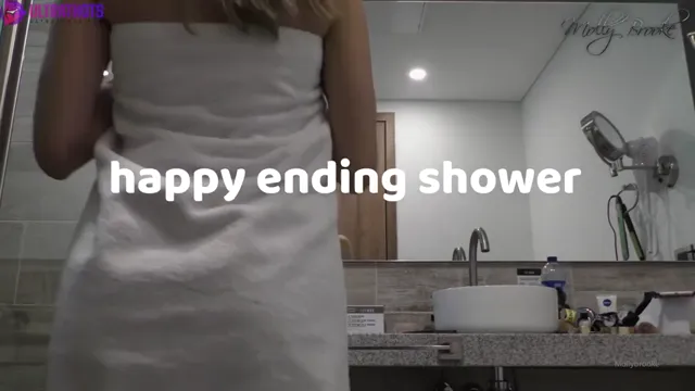 Molly Brooke Showing her Perfect Nude Body