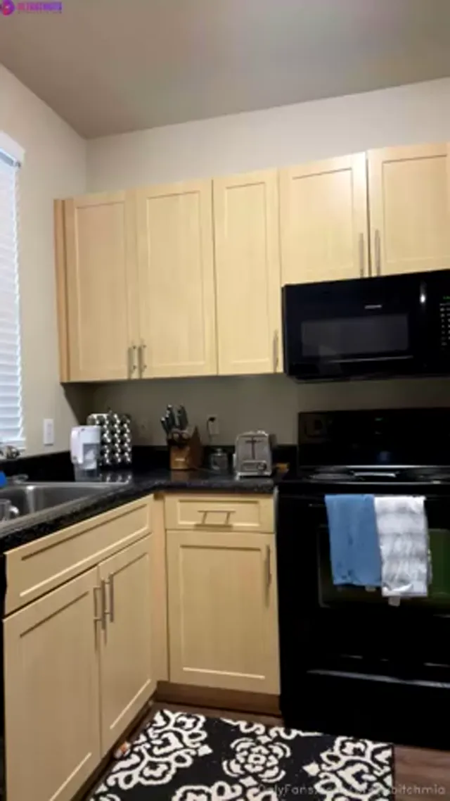 PrettyBitchMia Full Live Show on Onlyfans