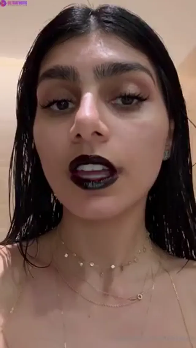 Mia Khalifa Naked And Chatting on Livestream