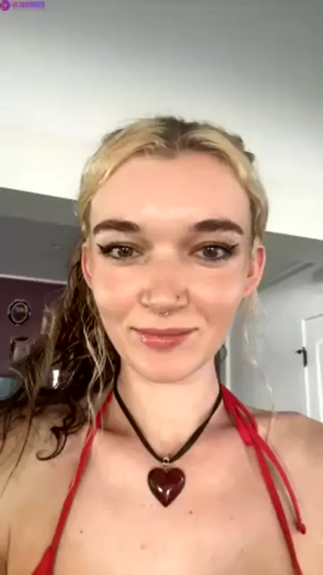 Madiruve Masturbating Pussy Live on Livestream