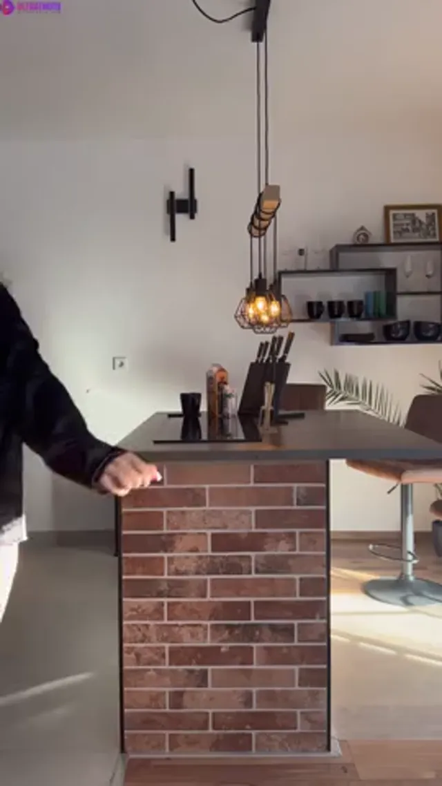 GoddessLena / Lenasworld plays with her stretched out pussy