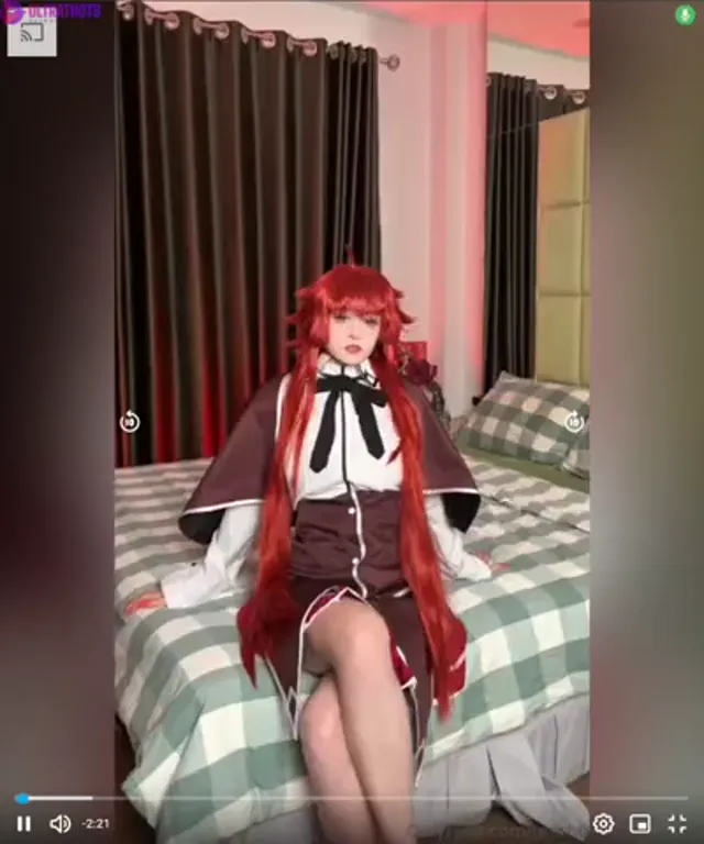 Anna Feschenko – Nude Striptease in Cosplay