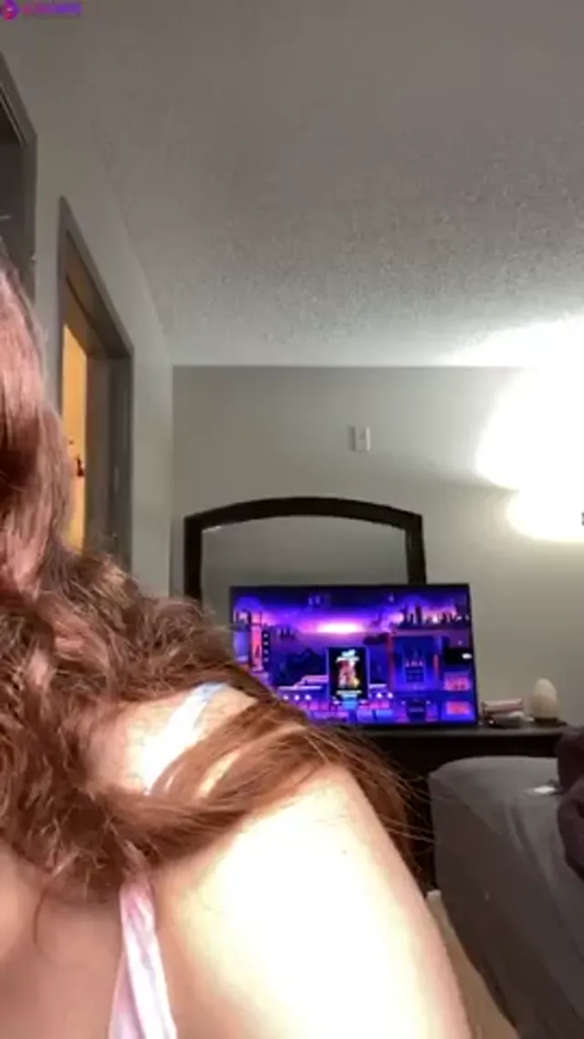 Ruby Elizabeth – Petite Model With Big Boobs Talking on Onlyfans Live