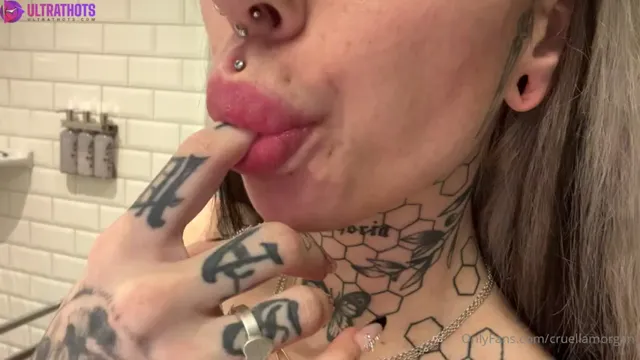 Cruellamorgan Sucks Fingers Close Up