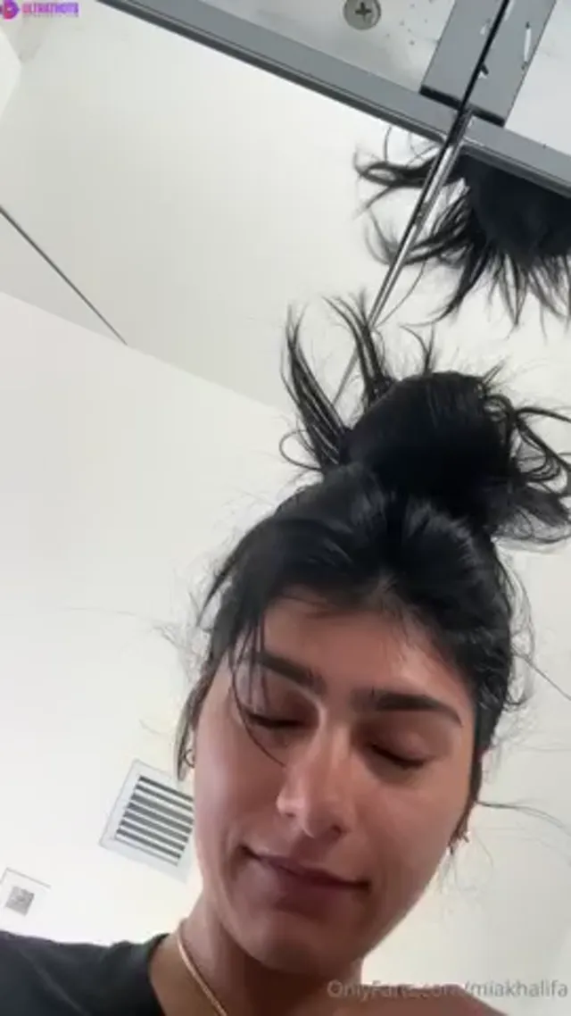 Mia Khalifa – Talking And Undressing Nude on Livestream