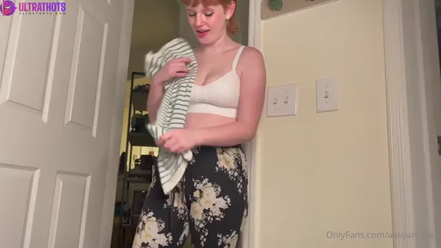 Aaliyah May Masturbates With Anal Plug