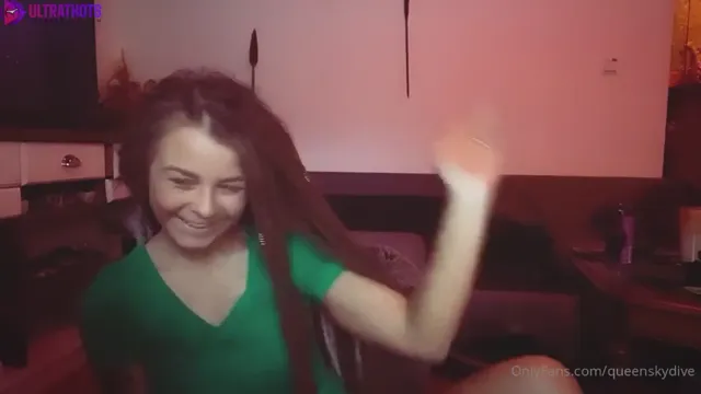 Norwegian Queenskydive Try Out New Buttplug