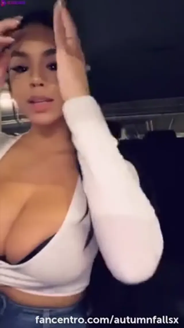 Autumn Falls Fingers Her Little Pussy In Car