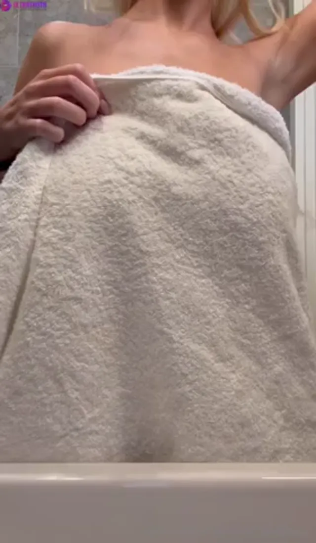 Swedish Shinylikeclara playing with her tits