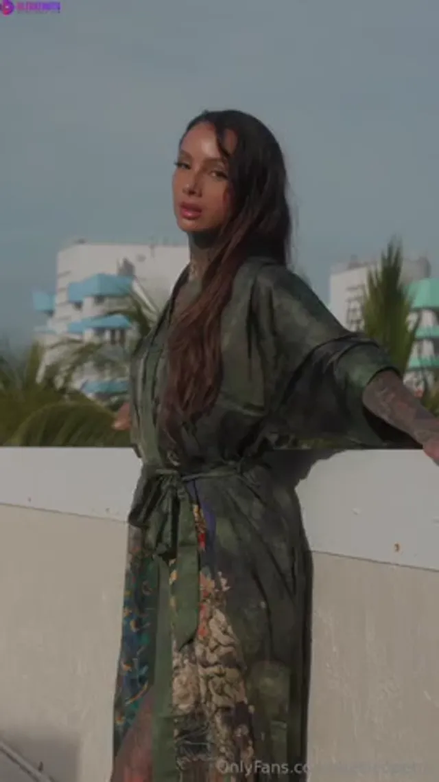 Swedish thecleopetra showing off her body