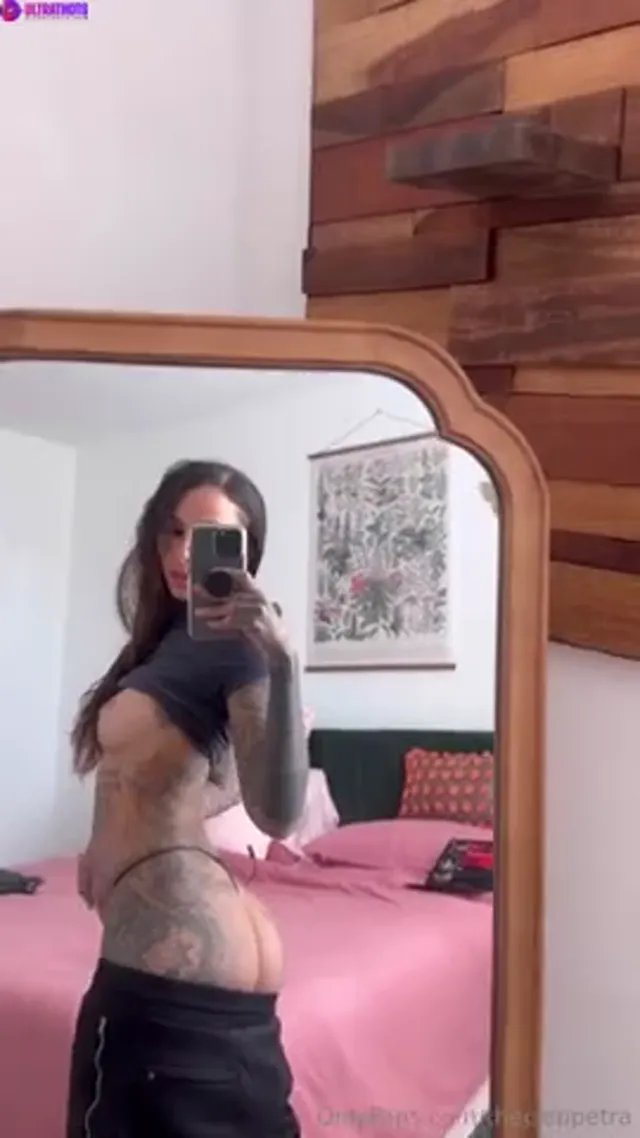 Swedish Tattooed Babe Cleo Kinnaman Filming Her Tight Sexy Body In Mirror