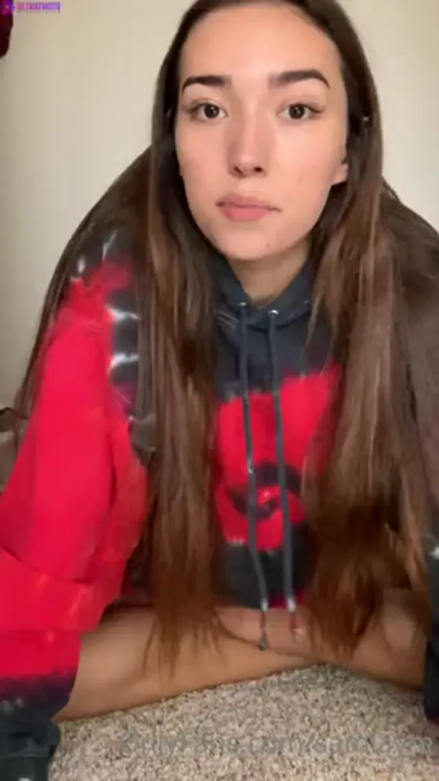 SamSlayress – College Slut Masturbating her Tight Shaved Pussy