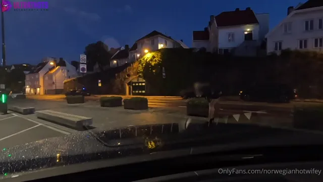 Norwegianhotwifey flashing strangers + sextape