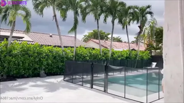 Curvy Latina Chick Bubble Butt Fucked In The Pool