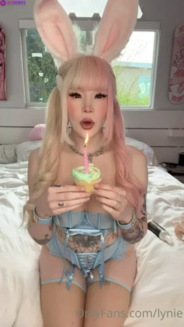 Lynie Nicole – Big Dildo Inside Gamer Sluts Tight Pussy