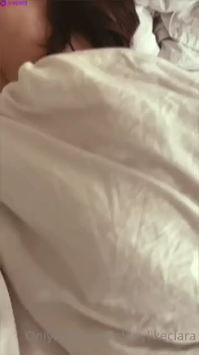 Swedish Shinylikeclara showing off her amazing body and masturbates