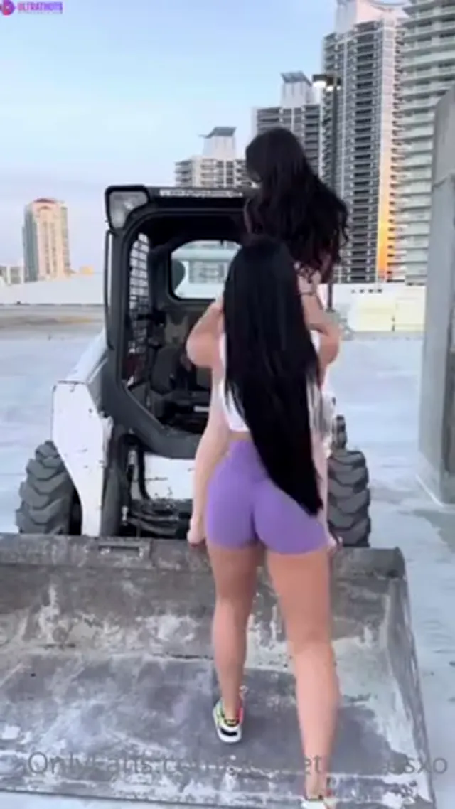 ScarlettKissesXO – Slutty Lesbian Orgy With Horny Friends Outdoors