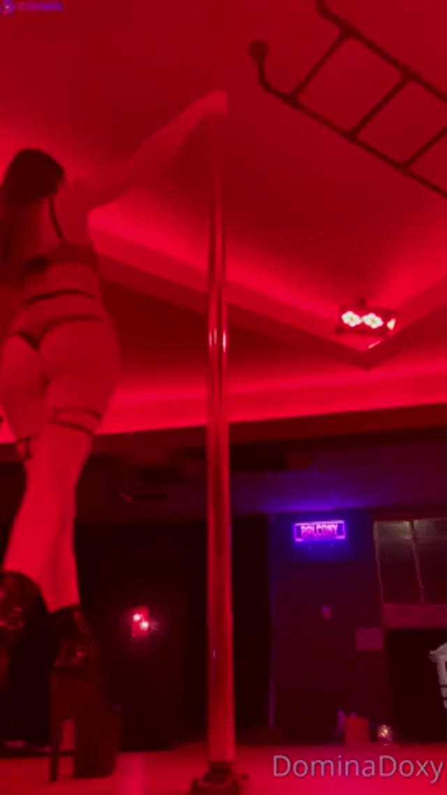 Domina Doxy Poledance In High Heels