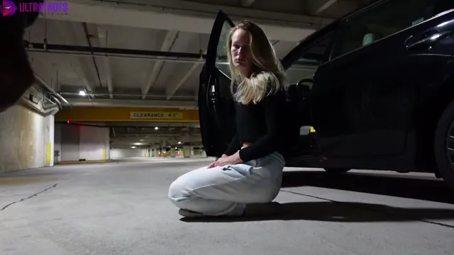 Blond tjej suger BBC i garage