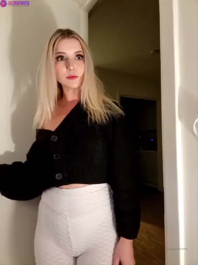 Sweetpieshorny Fucking her roomate