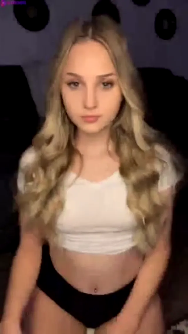 Royal Papaya – Nude Chatting On Livestream