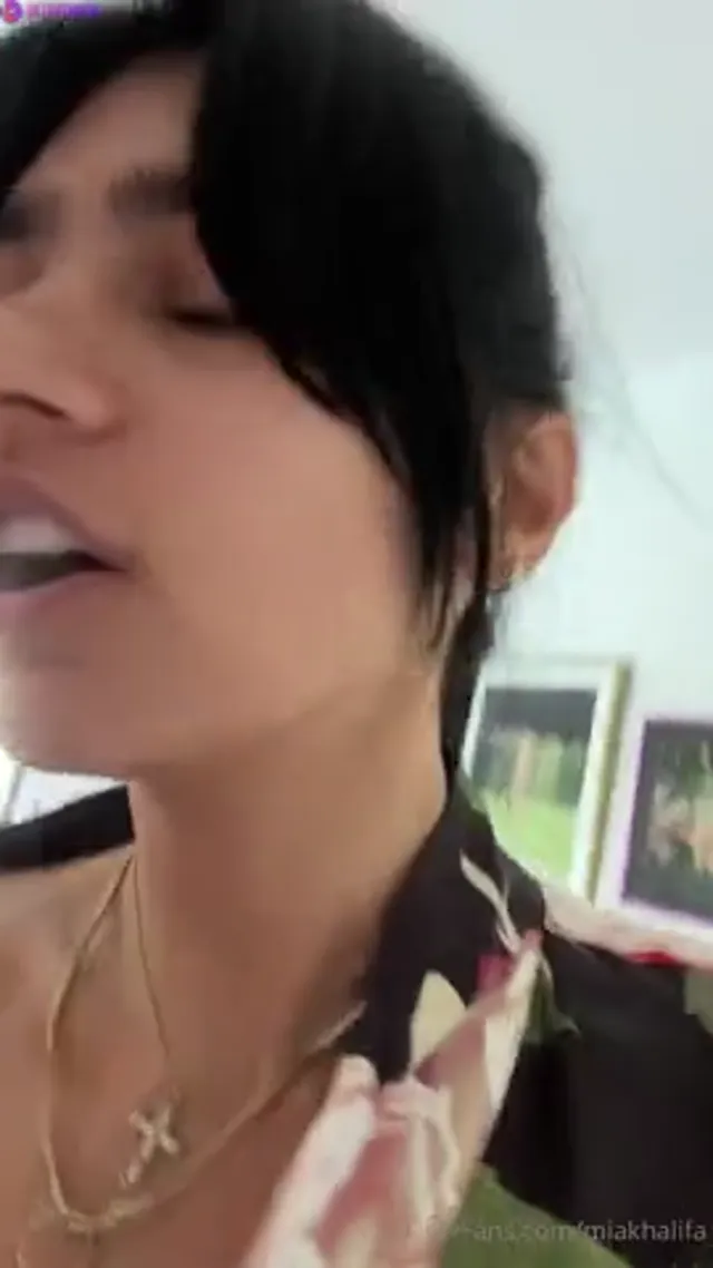 Mia Khalifa – 20 Minute Long Morning Livestream