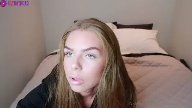 Norwegian Bellabluebunny Live on Webcam