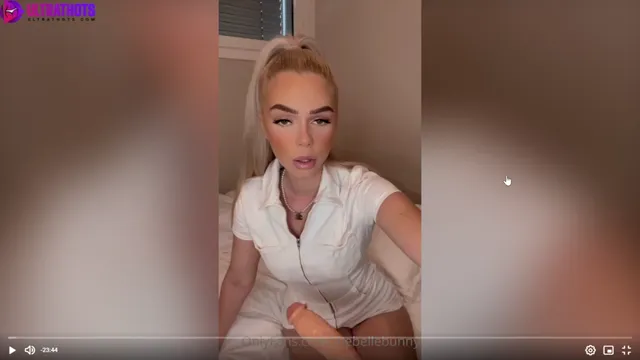 Bellabluebunny – Masturbating With Dildo on Long Livestream