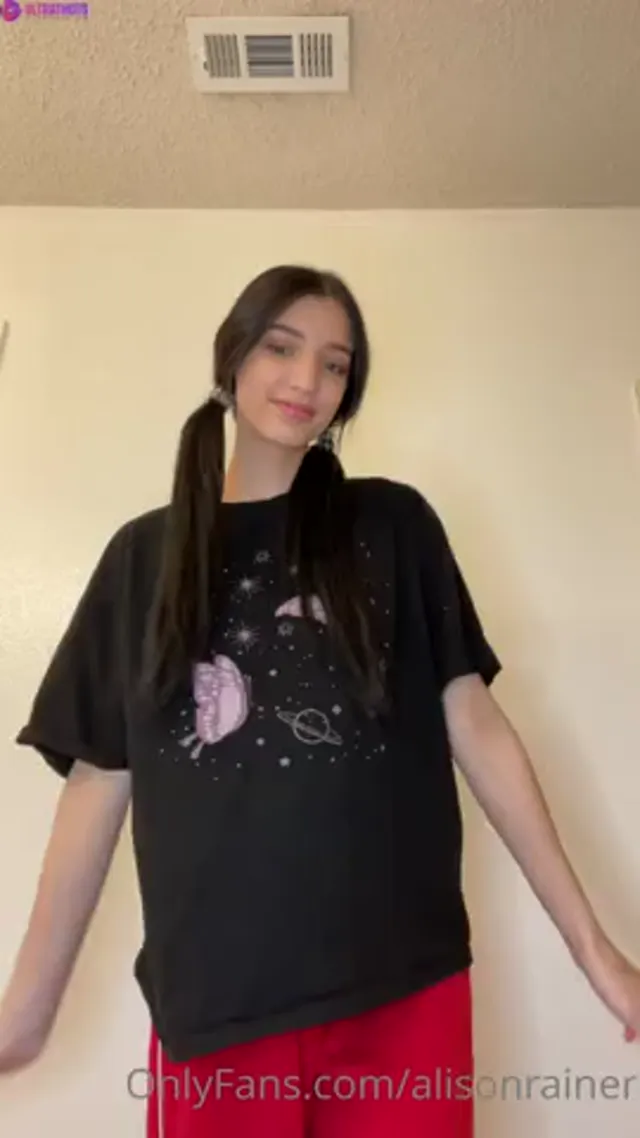 Alison Rainer Masturbates In The Bathtub With Showerhead