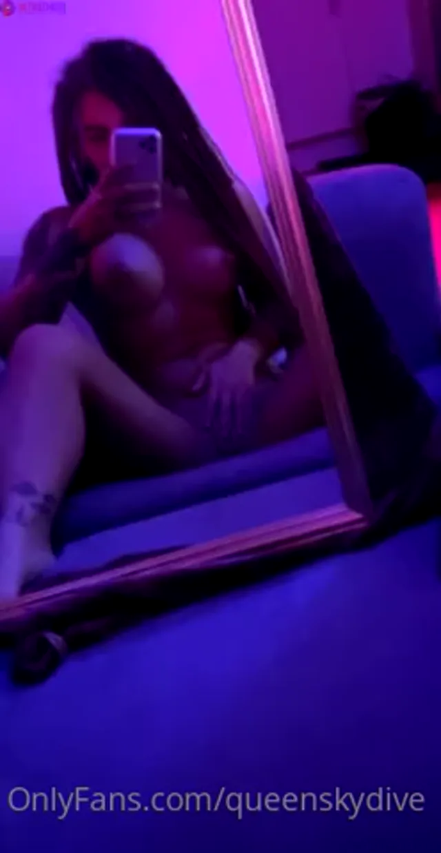 Norwegian Rasta Babe QueenSkyDive Rubbing Her Tight Pussy In Mirror