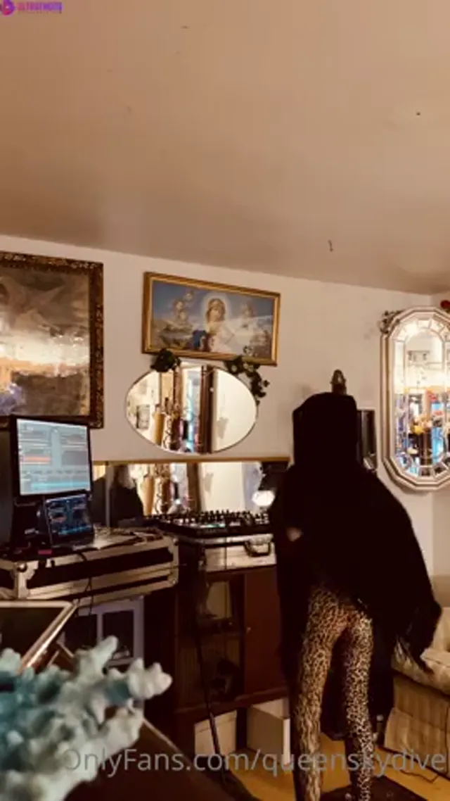 Norwegian Rasta Girl QueenSkyDive Topless DJ