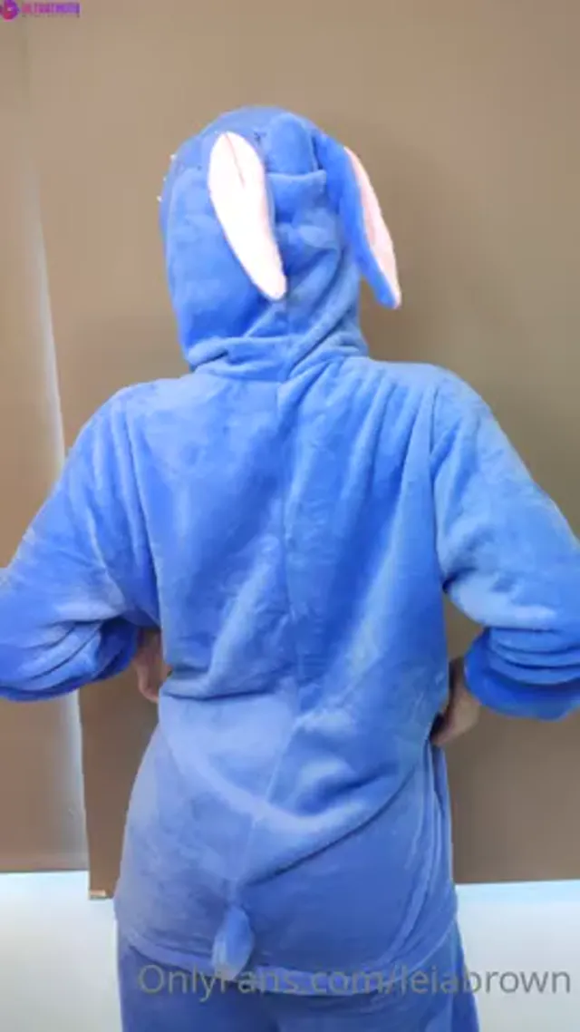 LeiaBrown18 Striptease In Funny Costume