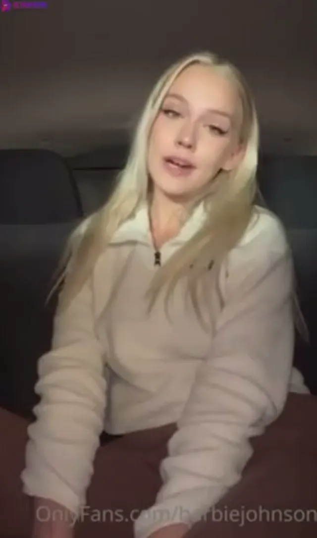 BarbieJohnson Fucks Her Pussy In Back Seat