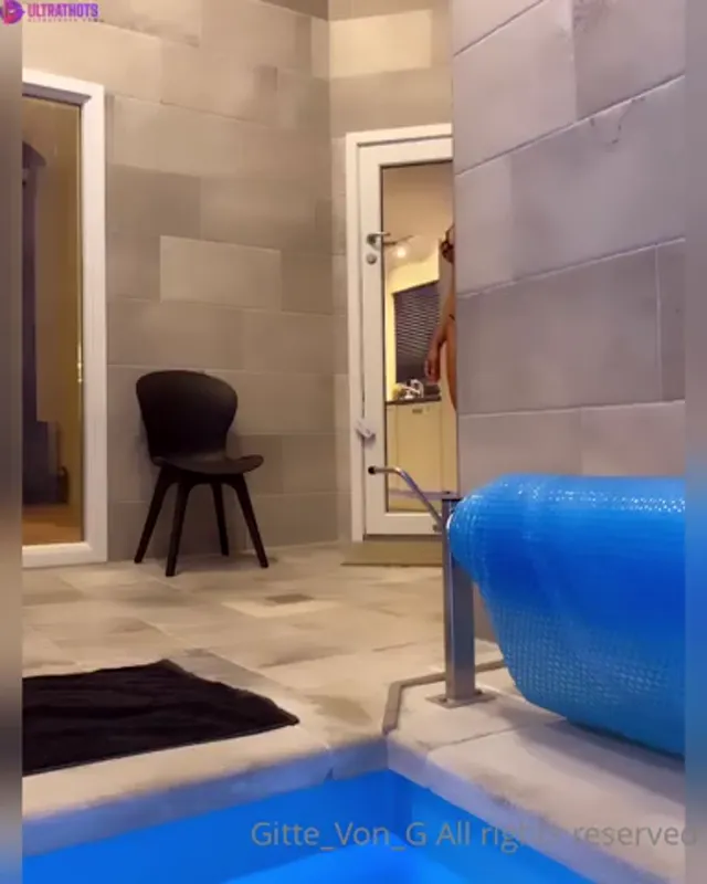 Danish Gitte Von G ved poolen