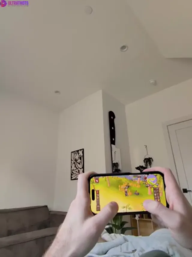 Elly ClutchTesting Condoms With BFF Video