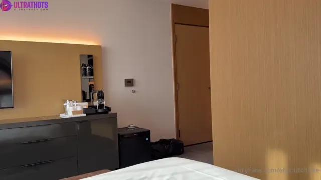 Elly Clutch – Redhead Slut Goes Crazy Over Huge White Dick