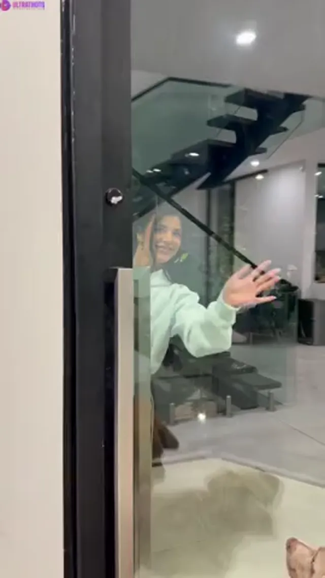 Arikytsya – Solo Masturbation Infront Of Delivery Guy