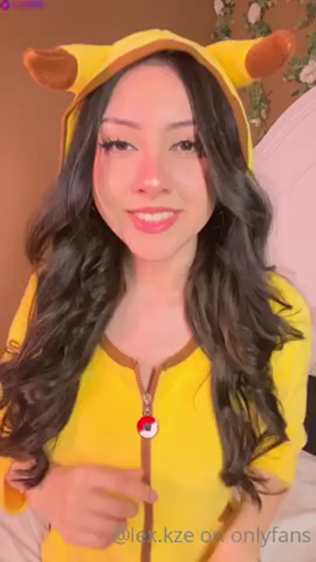Jasmine Alyahh Masturbates In Costume