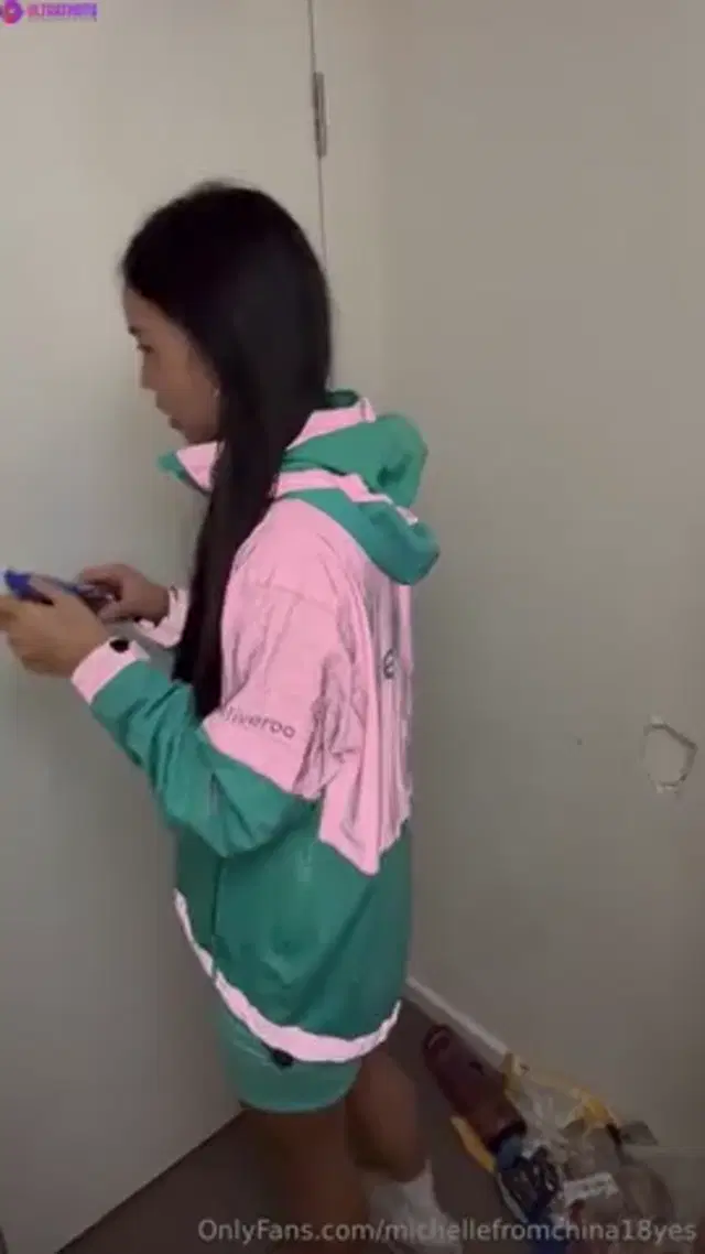 MichelleFromChina – Delivery Girl Fucks Older Stranger