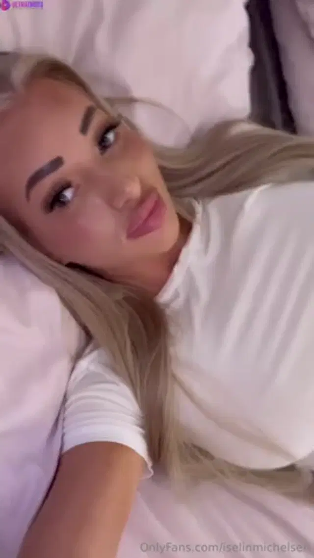 Norwegian Iselin Pussy Play In Bed